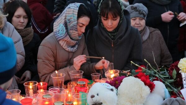 Свечи, цветы и игрушки: в России и за рубежом скорбят по погибшим в Кемерово Свечи, цветы и игрушки: в России и за рубежом скорбят по погибшим в Кемерово