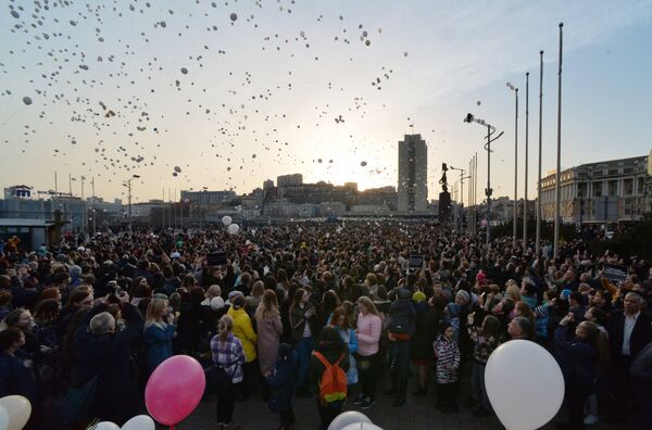 Акция во Владивостоке в память о погибших в ТЦ Зимняя вишня в Кемерово Акция во Владивостоке в память о погибших в ТЦ Зимняя вишня в Кемерово