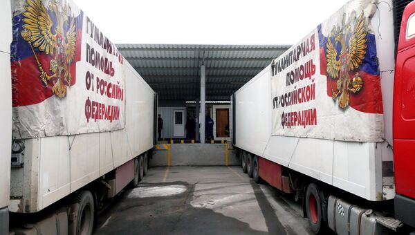 Автомобили конвоя МЧС России с гуманитарной помощью в Донецке. Архивное фото Автомобили конвоя МЧС России с гуманитарной помощью в Донецке. Архивное фото