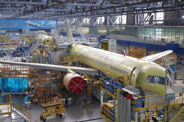 Второй и третий самолет МС-21 для летных испытаний в цехе окончательной сборки накануне перекатки второго самолета в летно-испытательное подразделение Второй и третий самолет МС-21 для летных испытаний в цехе окончательной сборки накануне перекатки второго самолета в летно-испытательное подразделение