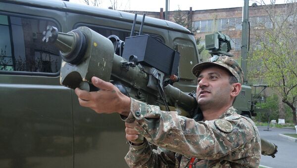 Военнослужащий осматривает переносной зенитный ракетный комплекс Игла-С на международной выставке вооружения и оборонных технологий ArmHiTec-2018 в Ереване Военнослужащий осматривает переносной зенитный ракетный комплекс Игла-С на международной выставке вооружения и оборонных технологий ArmHiTec-2018 в Ереване
