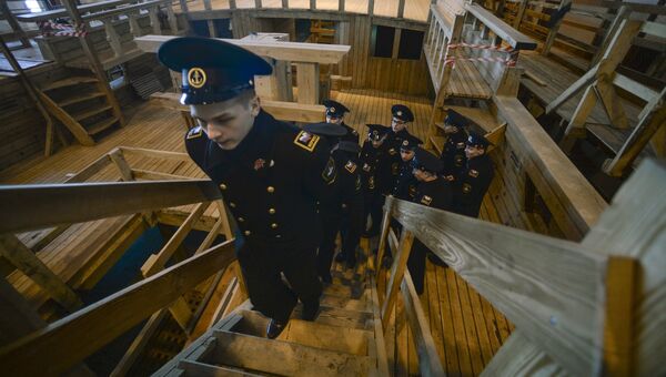 Курсанты во время экскурсии на строительстве копии линейного корабля Полтава на верфи в Санкт-Петербурге Курсанты во время экскурсии на строительстве копии линейного корабля Полтава на верфи в Санкт-Петербурге