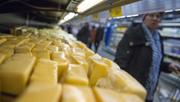 Сырная продукция на прилавке магазина. Архивное фото Сырная продукция на прилавке магазина. Архивное фото