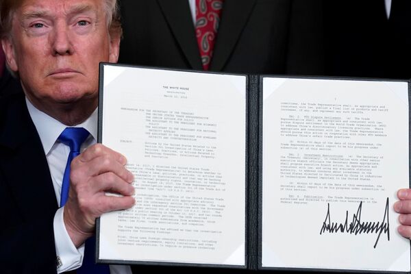 Президент Дональд Трамп после подписания меморандума, устанавливающего тарифы и инвестиционные ограничения для Китая. 22 марта 2018 Президент Дональд Трамп после подписания меморандума, устанавливающего тарифы и инвестиционные ограничения для Китая. 22 марта 2018
