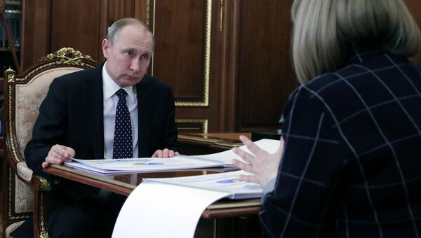 Президент РФ Владимир Путин и председатель Центральной избирательной комиссии Элла Памфилова во время встречи. 3 апреля 2018 Президент РФ Владимир Путин и председатель Центральной избирательной комиссии Элла Памфилова во время встречи. 3 апреля 2018