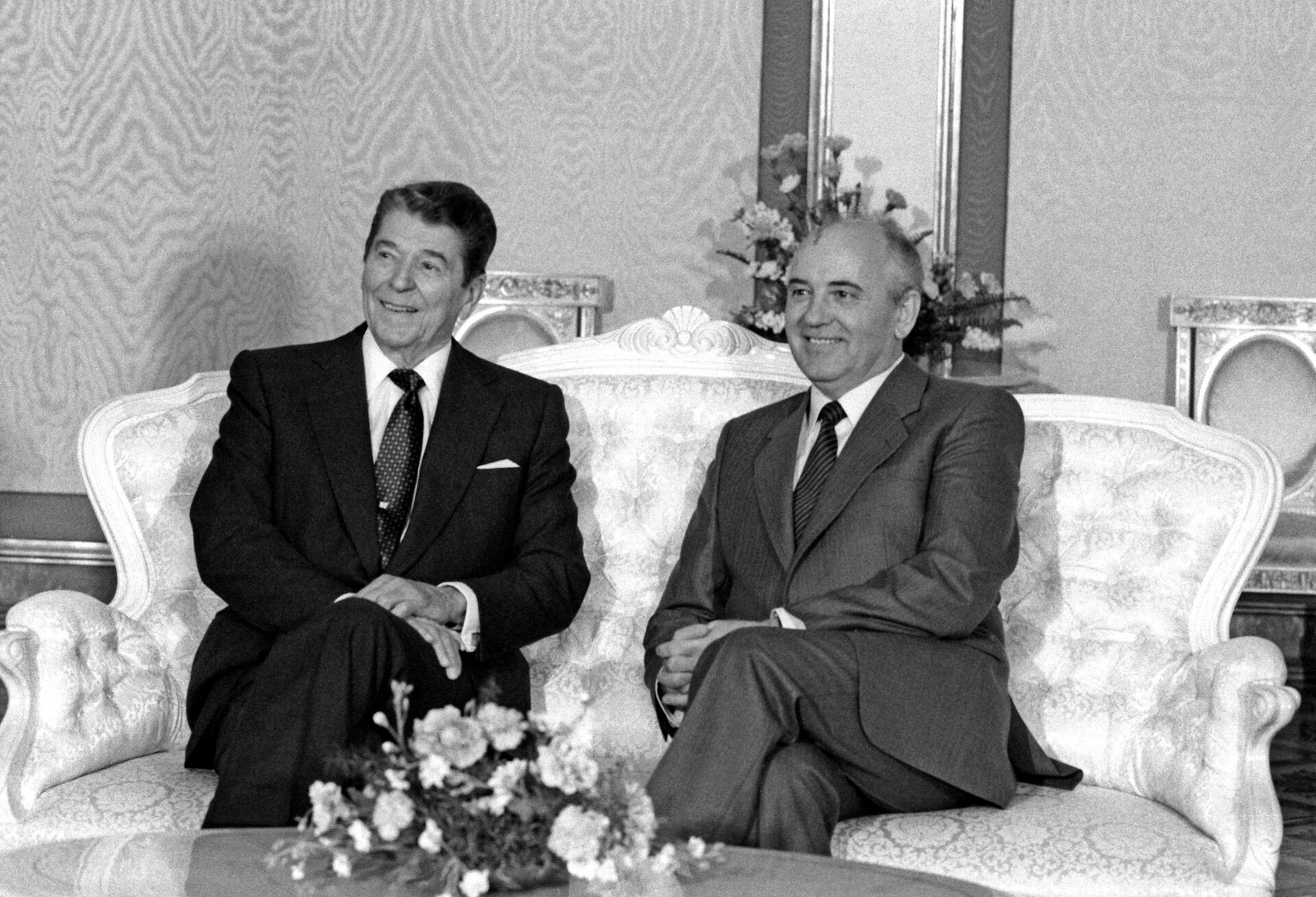 1986 рейган. Рейган 1988. Горбачёв и Рейган в Рейкьявике.