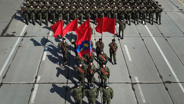 Военнослужащие во время репетиции Парада Победы на военном полигоне Алабино Военнослужащие во время репетиции Парада Победы на военном полигоне Алабино