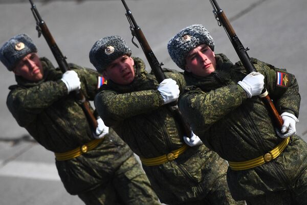 Военнослужащие во время репетиции Парада Победы на военном полигоне Алабино в Московской области Военнослужащие во время репетиции Парада Победы на военном полигоне Алабино в Московской области