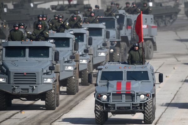 Бронированные корпусные автомобили Патруль и бронеавтомобиль Тигр во время репетиции Парада Победы на военном полигоне Алабино в Московской области Бронированные корпусные автомобили Патруль и бронеавтомобиль Тигр во время репетиции Парада Победы на военном полигоне Алабино в Московской области
