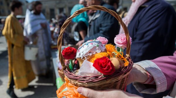 Верующие освящают пасхальные куличи и яйца в Великую субботу в храме Святых апостолов Петра и Павла в Симферополе Верующие освящают пасхальные куличи и яйца в Великую субботу в храме Святых апостолов Петра и Павла в Симферополе