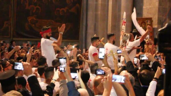 Молитвенное шествие арабской православной молодежи в храме Гроба Господня Молитвенное шествие арабской православной молодежи в храме Гроба Господня