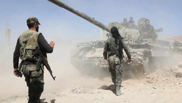 Сирийские военные во время продвижения в направлении города Думы в Сирии. 7 апреля 2018 Сирийские военные во время продвижения в направлении города Думы в Сирии. 7 апреля 2018