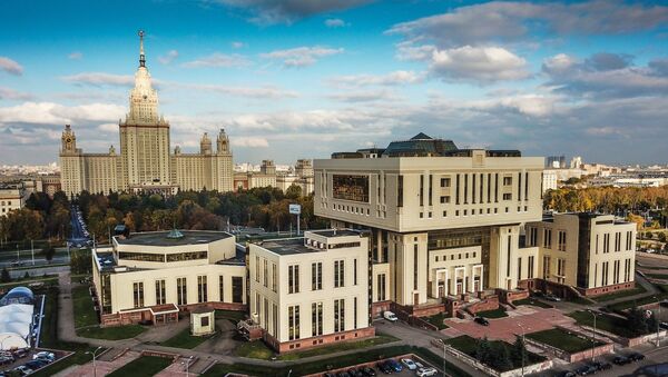 Фундаментальная библиотека и главное здание МГУ в Москве. Архивное фото Фундаментальная библиотека и главное здание МГУ в Москве. Архивное фото