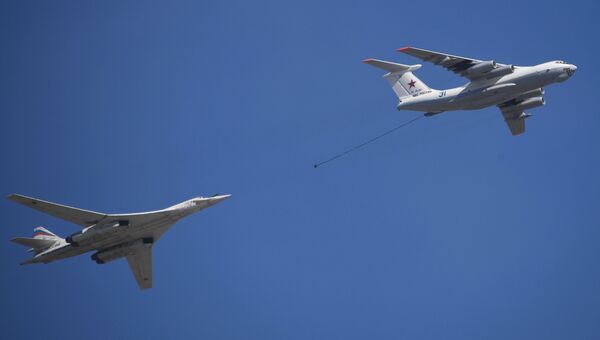 Самолет-заправщик Ил-78 и стратегический бомбардировщик-ракетоносец Ту-160 во время репетиции парада Победы на военном полигоне Алабино Самолет-заправщик Ил-78 и стратегический бомбардировщик-ракетоносец Ту-160 во время репетиции парада Победы на военном полигоне Алабино