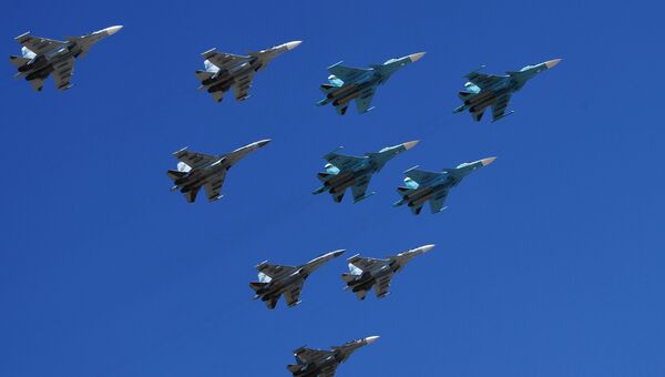 Строй из истребителей Су-30, Су-35 и бомбардировщиков Су-34 во время репетиции парада Победы на военном полигоне Алабино Строй из истребителей Су-30, Су-35 и бомбардировщиков Су-34 во время репетиции парада Победы на военном полигоне Алабино