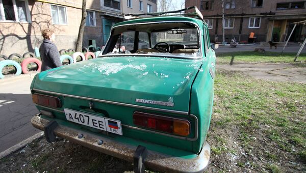 Поврежденный автомобиль во дворе жилого дома после ночного обстрела в Донецке. Архивное фото Поврежденный автомобиль во дворе жилого дома после ночного обстрела в Донецке. Архивное фото