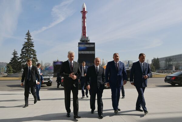 Президент РФ Владимир Путин во время посещения центра Космонавтика и авиация Президент РФ Владимир Путин во время посещения центра Космонавтика и авиация