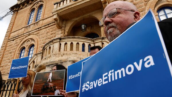 Активисты во время демонстрации напротив греческого посольства на Мальте, с призывом предоставить политическое убежище Марии Ефимовой. 27 марта 2018 Активисты во время демонстрации напротив греческого посольства на Мальте, с призывом предоставить политическое убежище Марии Ефимовой. 27 марта 2018