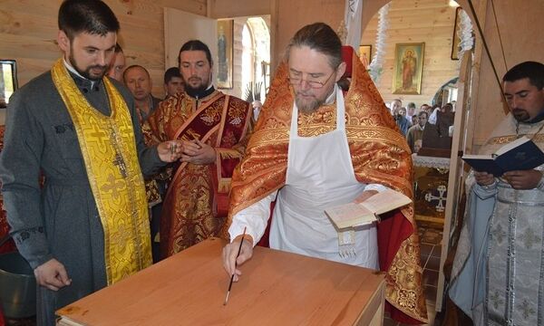 Освящение престола в новом храме Спаса Нерукотворного в селе Ходосы Ровенской области Освящение престола в новом храме Спаса Нерукотворного в селе Ходосы Ровенской области
