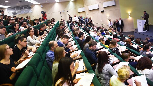 Участники ежегодной образовательной акции по проверке грамотности Тотальный диктант-2018 в аудитории Российской академии народного хозяйства и государственной службы при Президенте Российской Федерации Участники ежегодной образовательной акции по проверке грамотности Тотальный диктант-2018 в аудитории Российской академии народного хозяйства и государственной службы при Президенте Российской Федерации