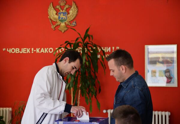 Мужчина голосует на выборах президента Черногории в Школе имени Максима Горького в Подгорице. 15 апреля 2018 Мужчина голосует на выборах президента Черногории в Школе имени Максима Горького в Подгорице. 15 апреля 2018