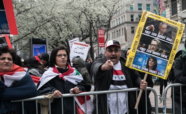 Участники акции протеста против ударов по Сирии в Нью-Йорке Участники акции протеста против ударов по Сирии в Нью-Йорке