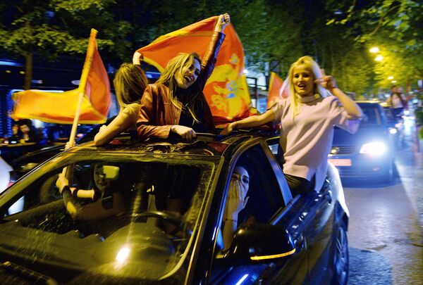 Люди радуются победе лидера Демократической партии социалистов Черногории Мило Джукановича в первом туре президентских выборов Люди радуются победе лидера Демократической партии социалистов Черногории Мило Джукановича в первом туре президентских выборов