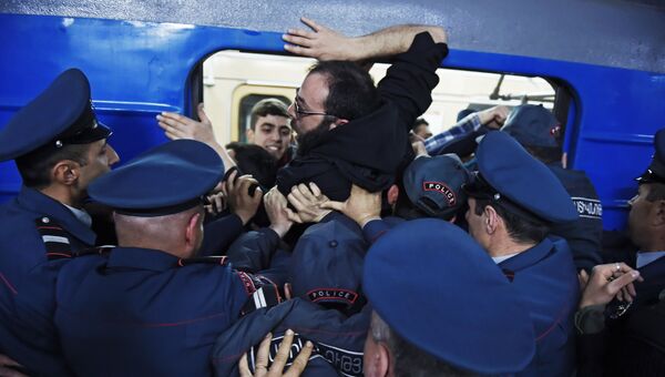 Сотрудники правоохранительных органов разблокируют вагон Ереванского метрополитена, заблокированный участниками акции гражданского неповиновения. 16 апреля 2018 Сотрудники правоохранительных органов разблокируют вагон Ереванского метрополитена, заблокированный участниками акции гражданского неповиновения. 16 апреля 2018