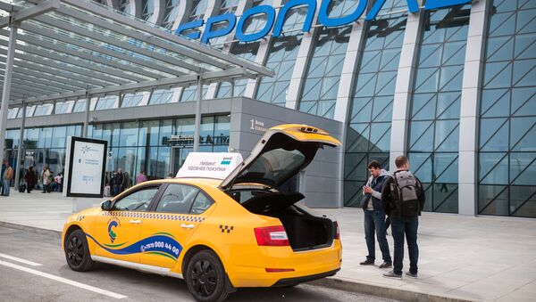 Такси у входа в здание нового терминала Крымская волна международного аэропорта Симферополь Такси у входа в здание нового терминала Крымская волна международного аэропорта Симферополь
