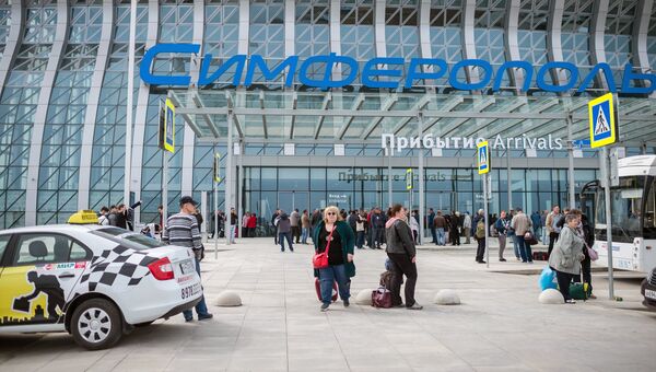Пассажиры у здания нового терминала Крымская волна международного аэропорта Симферополь Пассажиры у здания нового терминала Крымская волна международного аэропорта Симферополь
