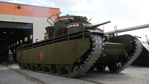 Копия советского многобашенного тяжёлого танка Т-35, воссозданного специалистами участка ремонта и реставрации военной техники АО Уралэлектромедь в Екатеринбурге, выезжает из ангара предприятия Копия советского многобашенного тяжёлого танка Т-35, воссозданного специалистами участка ремонта и реставрации военной техники АО Уралэлектромедь в Екатеринбурге, выезжает из ангара предприятия