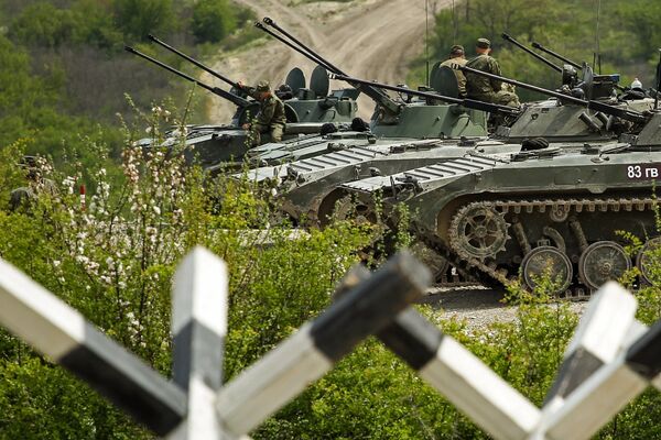 Военнослужащие у БМП 2 и БМД 2 на армейском конкурсе Десантный взвод в Краснодарском крае Военнослужащие у БМП 2 и БМД 2 на армейском конкурсе Десантный взвод в Краснодарском крае