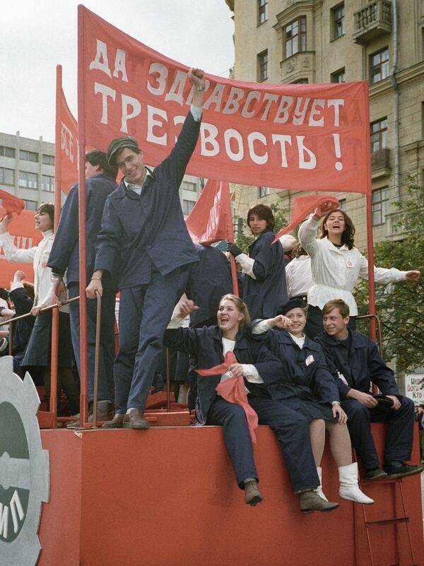 Участники театрализованного представления на улицах Москвы в День города у транспаранта Да здравствует трезвость Участники театрализованного представления на улицах Москвы в День города у транспаранта Да здравствует трезвость