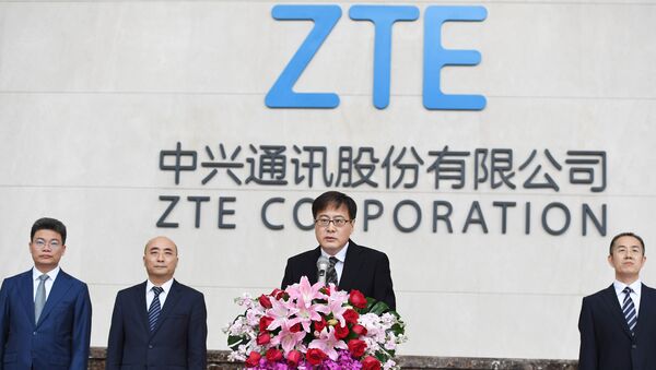 Председатель корпорации ZTE Инь Иминь на пресс-конференции в штаб-квартире ZTE в Шэньчжэне, провинция Гуандун, Китай& 20 апреля 2018 Председатель корпорации ZTE Инь Иминь на пресс-конференции в штаб-квартире ZTE в Шэньчжэне, провинция Гуандун, Китай& 20 апреля 2018