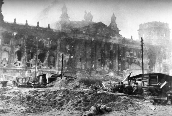 Бой за Рейхстаг. Великая Отечественная война 1941-1945 Бой за Рейхстаг. Великая Отечественная война 1941-1945