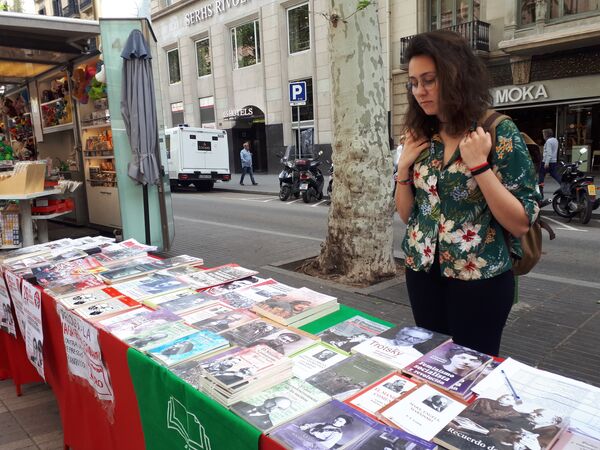 Продажа книг в день Сан-Жорди в Барселоне Продажа книг в день Сан-Жорди в Барселоне