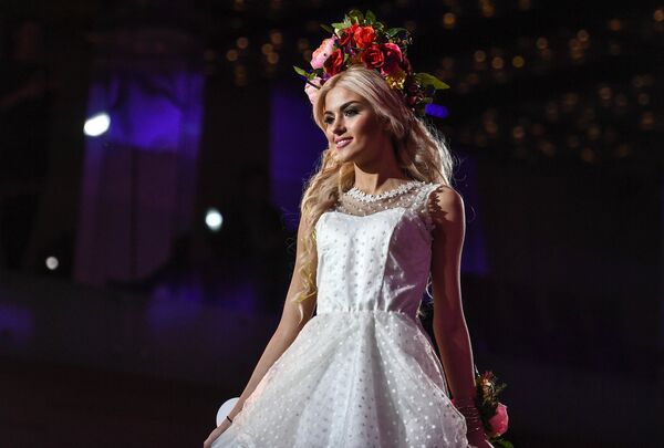 Участница конкурса красоты «Российская красавица — 2018» во время соревнований в отеле Корстон в Москве Участница конкурса красоты «Российская красавица — 2018» во время соревнований в отеле Корстон в Москве