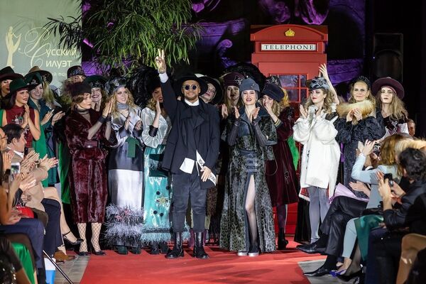 Fashion-шоу фонда Русский Силуэт в галерее искусств Зураба Церетели в рамках 40-го ММКФ Fashion-шоу фонда Русский Силуэт в галерее искусств Зураба Церетели в рамках 40-го ММКФ