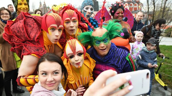 Артисты Cirque du Soleil делают селфи с девушкой на открытии летнего сезона в парке Зарядье в Москве Артисты Cirque du Soleil делают селфи с девушкой на открытии летнего сезона в парке Зарядье в Москве