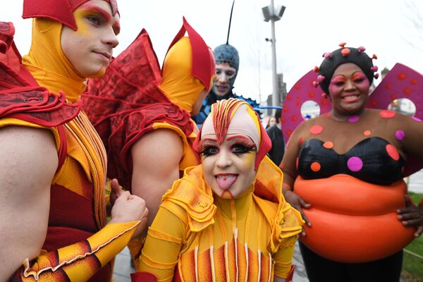 Артисты Cirque du Soleil на открытии летнего сезона в парке Зарядье в Москве Артисты Cirque du Soleil на открытии летнего сезона в парке Зарядье в Москве