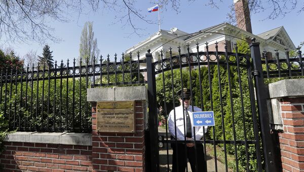 Сотрудник службы безопасности на территорию российского генконсульства в Сиэтле Сотрудник службы безопасности на территорию российского генконсульства в Сиэтле