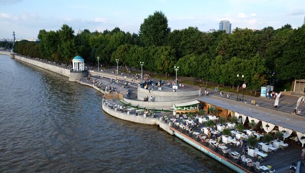 Жители отдыхают на Пушкинской набережной в Парке Горького в Москве Жители отдыхают на Пушкинской набережной в Парке Горького в Москве