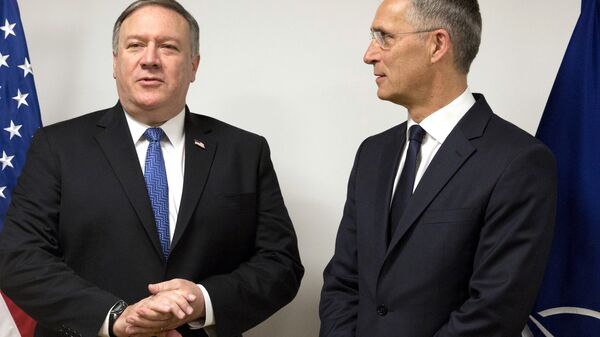 Госсекретарь США Майк Помпео и генсек НАТО Йенс Столтенберг в штаб-квартире НАТО в Брюсселе. 27 апреля 2018 Госсекретарь США Майк Помпео и генсек НАТО Йенс Столтенберг в штаб-квартире НАТО в Брюсселе. 27 апреля 2018