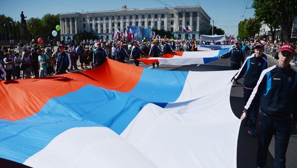 Участники первомайской демонстрации в Симферополе Участники первомайской демонстрации в Симферополе