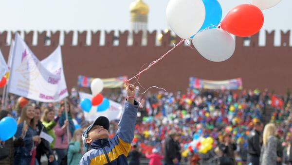Участники первомайской демонстрации на Красной площади в Москве Участники первомайской демонстрации на Красной площади в Москве