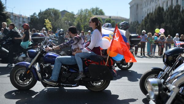 Участники первомайской демонстрации в Симферополе Участники первомайской демонстрации в Симферополе