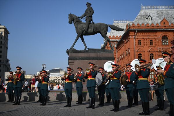 Музыканты военного образцового оркестра Почетного караула во время закрытия летнего сезона Военные оркестры в парках. 2017 год Музыканты военного образцового оркестра Почетного караула во время закрытия летнего сезона Военные оркестры в парках. 2017 год