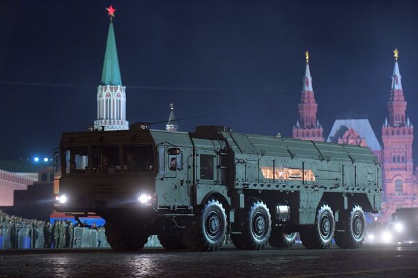 Оперативно-тактический ракетный комплекс Искандер-М на репетиции военного парада на Красной площади, посвященного 73-й годовщине Победы в Великой Отечественной войне Оперативно-тактический ракетный комплекс Искандер-М на репетиции военного парада на Красной площади, посвященного 73-й годовщине Победы в Великой Отечественной войне