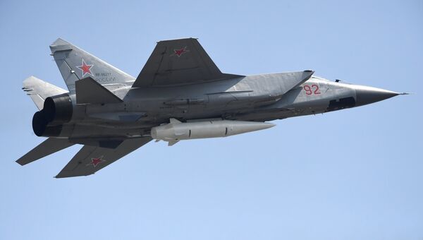 Многоцелевой истребитель МиГ-31 с гиперзвуковой ракетой Кинжал. Архивное фото Многоцелевой истребитель МиГ-31 с гиперзвуковой ракетой Кинжал. Архивное фото