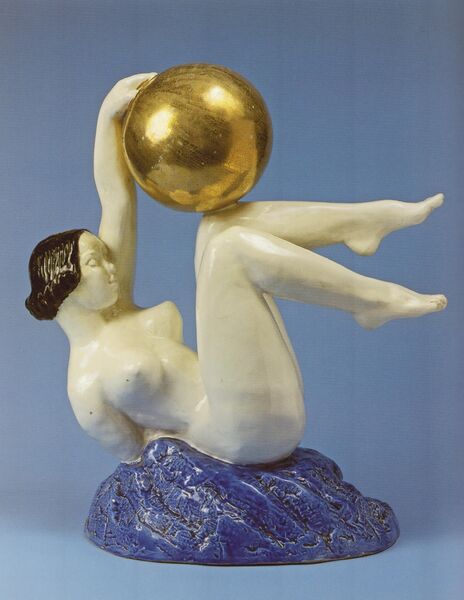 Иван Ефимов. Скульптура Акробатка с шаром. 1927. Конаковский фарфоровый завод. Фаянс, роспись подглазурная, золочение Иван Ефимов. Скульптура Акробатка с шаром. 1927. Конаковский фарфоровый завод. Фаянс, роспись подглазурная, золочение